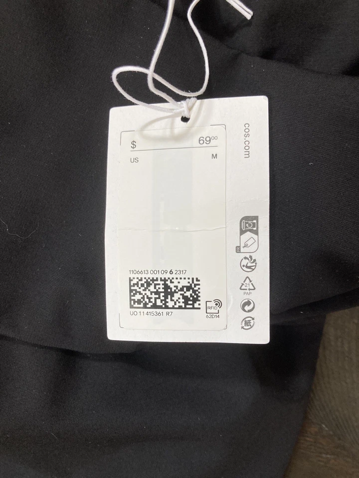 Top negro con etiquetas para mujer COS Foto 4 de 4