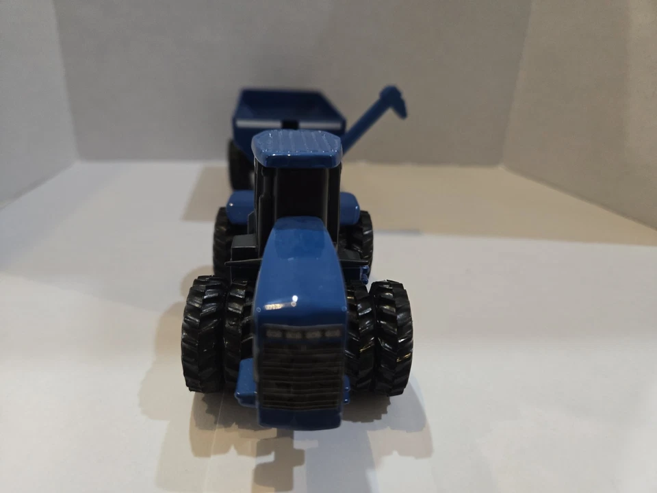 1/64 Ertl New Holland Versátil Tractor 9882 con Doble y Kinze 840 Grano Vagón Foto 2 de 4