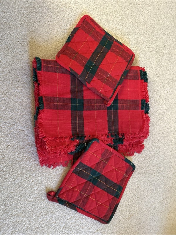Red Green Gold Christmas Table Placemats (8) & (2) Matching Pot Holders