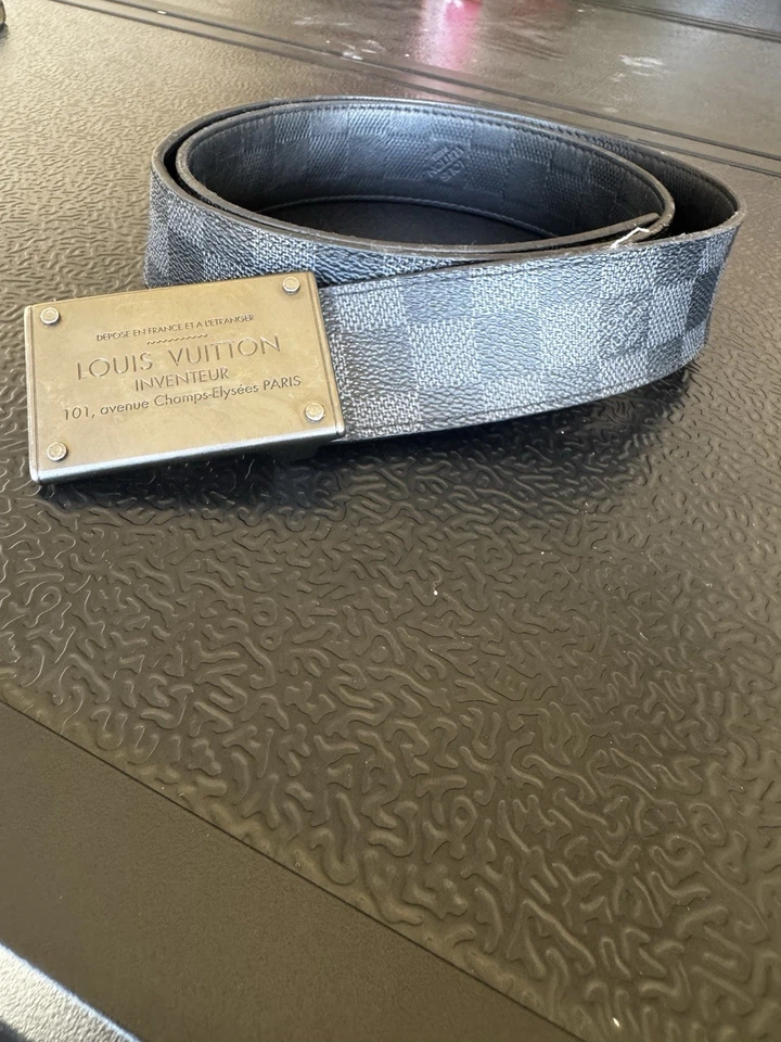 Cinturón Louis Vuitton gris/negro para hombre talla 34-36 M0285T hebilla de cinturón plateada Foto 4 de 4