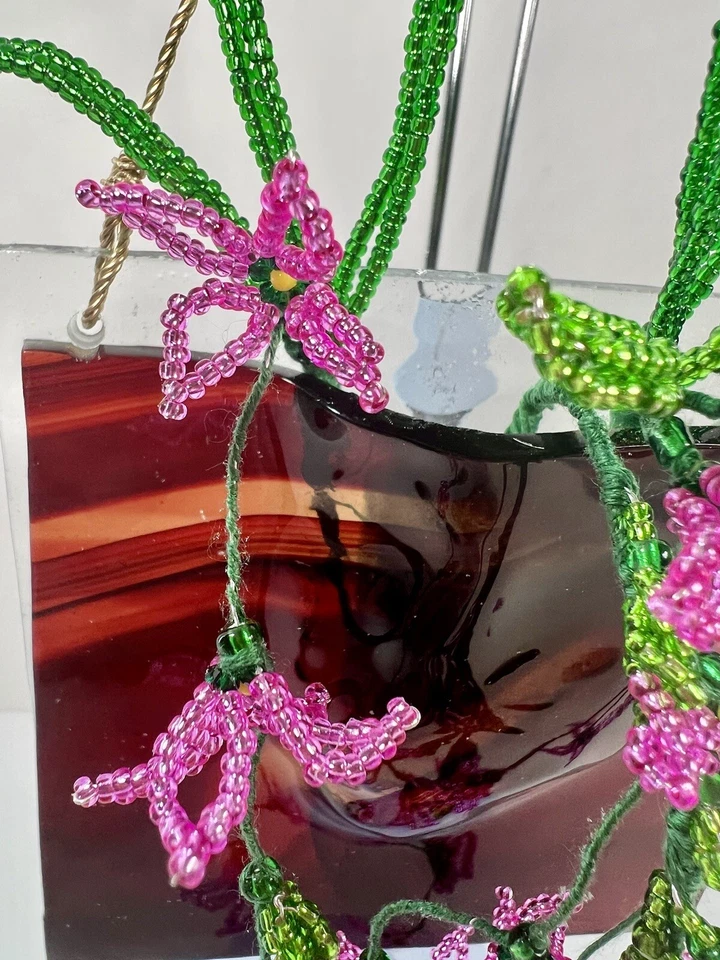 Arreglo de flores colgantes con cuentas francesas en florero de vidrio soplado a mano para colgar en la pared  Foto 3 de 4