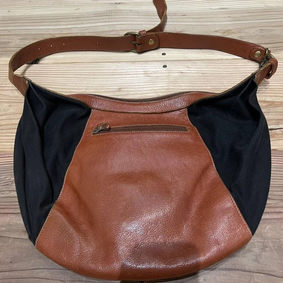 Bolso Bandolera IL BISONTE Media Luna Cuero Lona Color Marrón USADO Foto 2 de 4