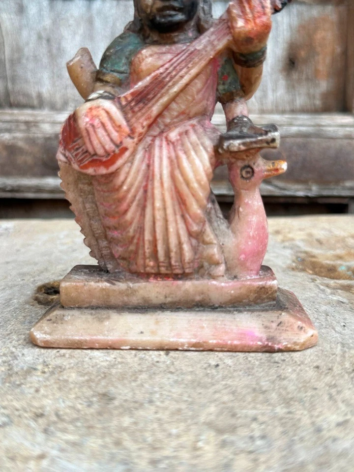 Antigua estatuilla de escultura de diosa hindú Sarswati de mármol hecha a mano Foto 4 de 4