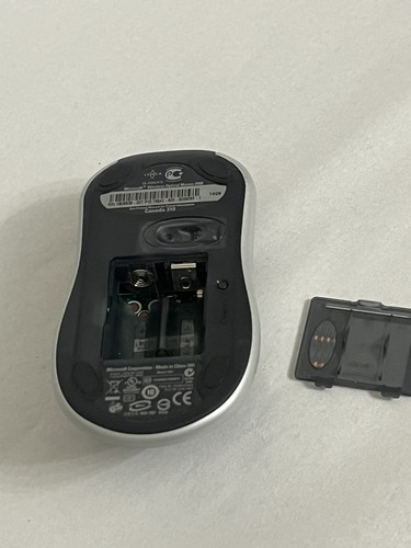 Microsoft Wireless Optical Mouse 2000 Model 1067 - Black/Silver- NO RECEIVER - Picture 5 of 6