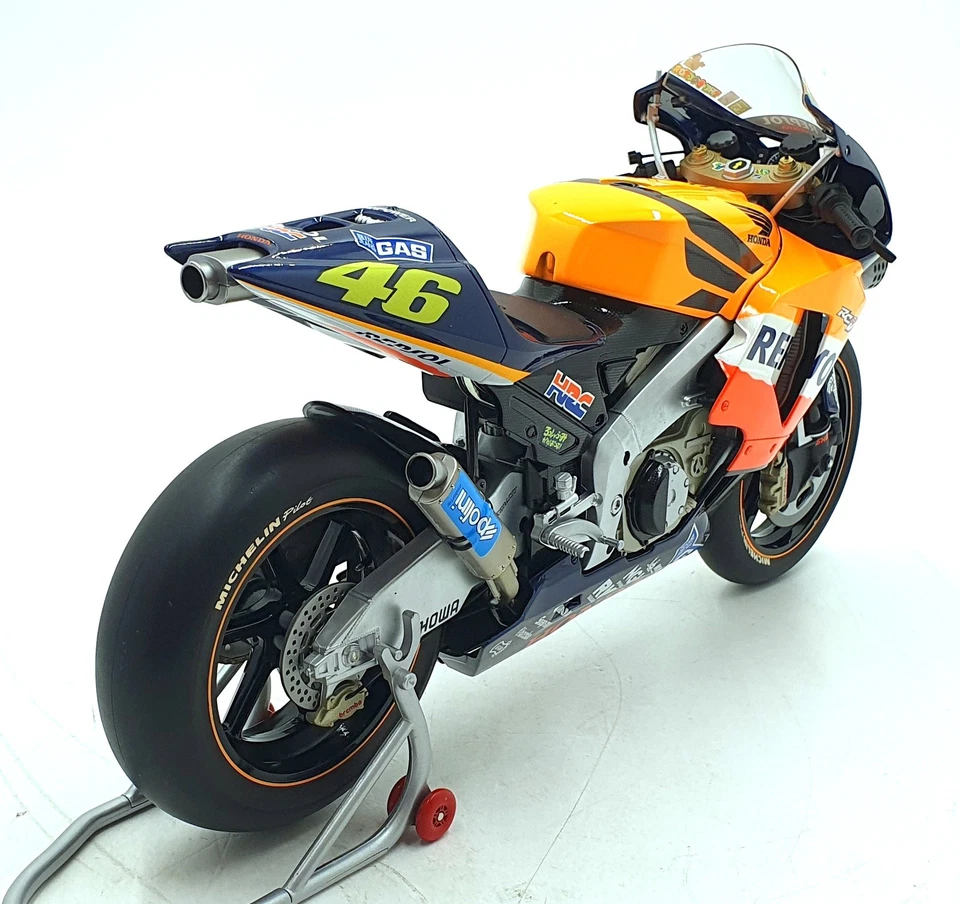 Minichamps 1/6 Scale 062 027146 Honda RC211V Repsol V.Rossi #46 Moto GP 2002 - Image 2 of 4
