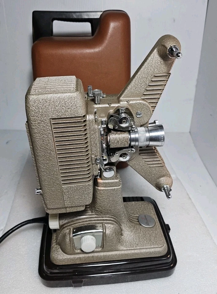 Proyector de películas Revere modelo P-90 8MM con estuche, probado en perfecto estado. Foto 3 de 4