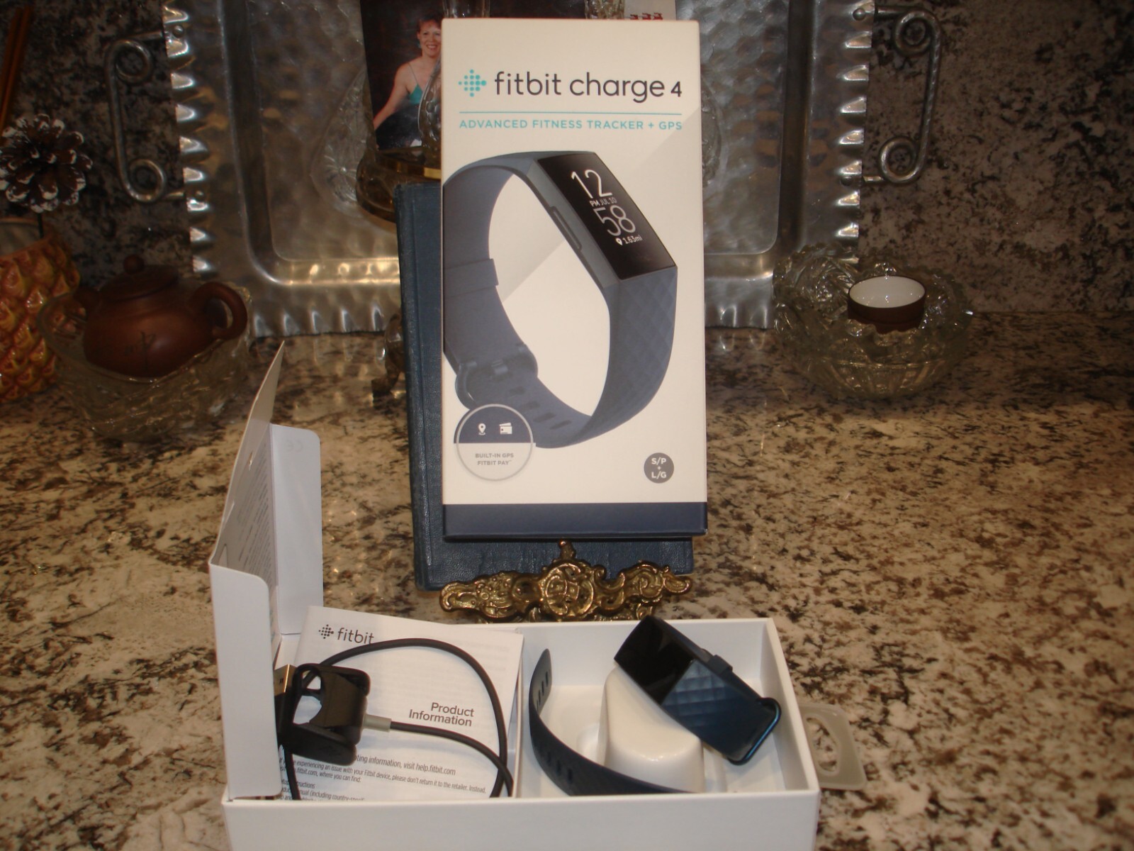 Fitbit Charge 4 Advanced Fitness Tracker & GPS FB417BKNV Excellent condition-image