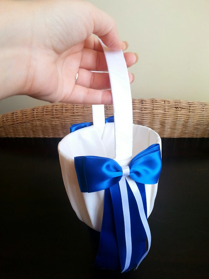 捆绑包 PETALS、TIARA、新娘纽扣和白色/蓝色戒指枕头和花篮全新无标签 — 第 4/4 张图片