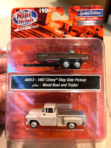 C.M.W. Mini metales #40013 1957 Chevy Step Side P.U. Tk. con lancha rápida de madera 1:87 | Zustand: New