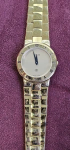 Montre bracelet vintage Gucci (modèle 3300M) plaqué or 18 carats