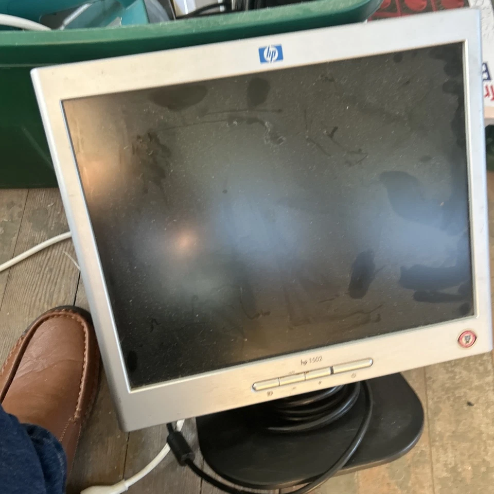 HP 1502 15-inch Flat Panel Monitor VGA, Space-Saving Square Screen-Good Cond. - Image 3 of 3