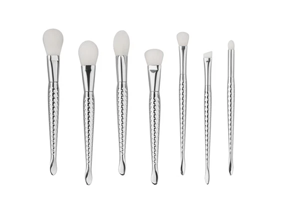 JUEGO DE 7 PIEZAS LA SANTE: BROCHAS DE MAQUILLAJE DE DISEÑO - PLATEADAS Foto 2 de 4