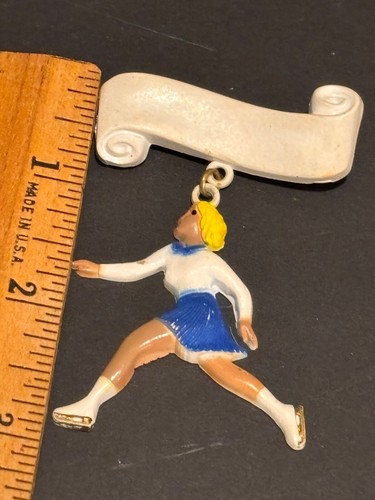 Spilla pattinatore vintage anni 40 primi plastica celluloide calotte ghiaccio - Foto 4 di 4