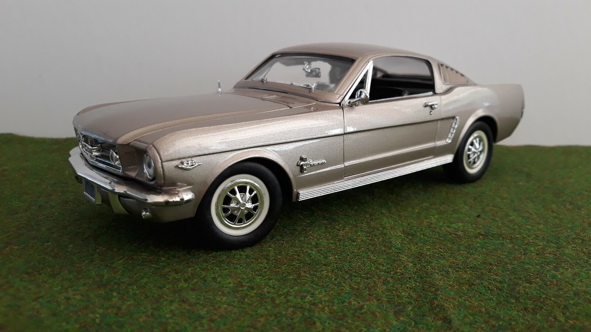 Miniature Ford Mustang 1965 Fastback 1/18 - Mira 9101 - Or Champagne