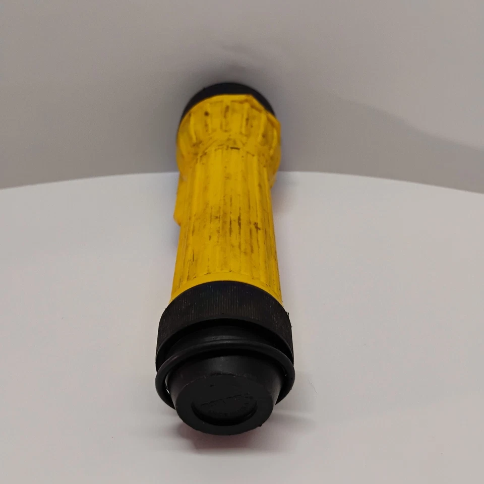 Lanterna Rayovac amarelo preto cabide 2 células D bateria testada funciona - Imagem 2 de 3