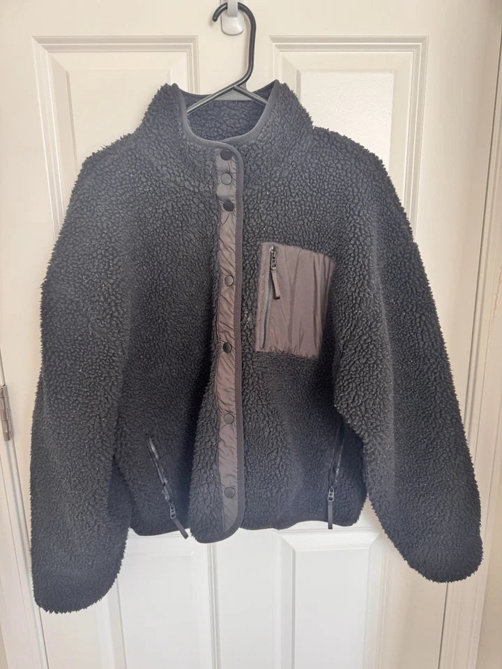 Chaqueta de peluche Fabletics negra polar talla M cierre de botones a presión con bolsillos con cremallera Foto 2 de 4