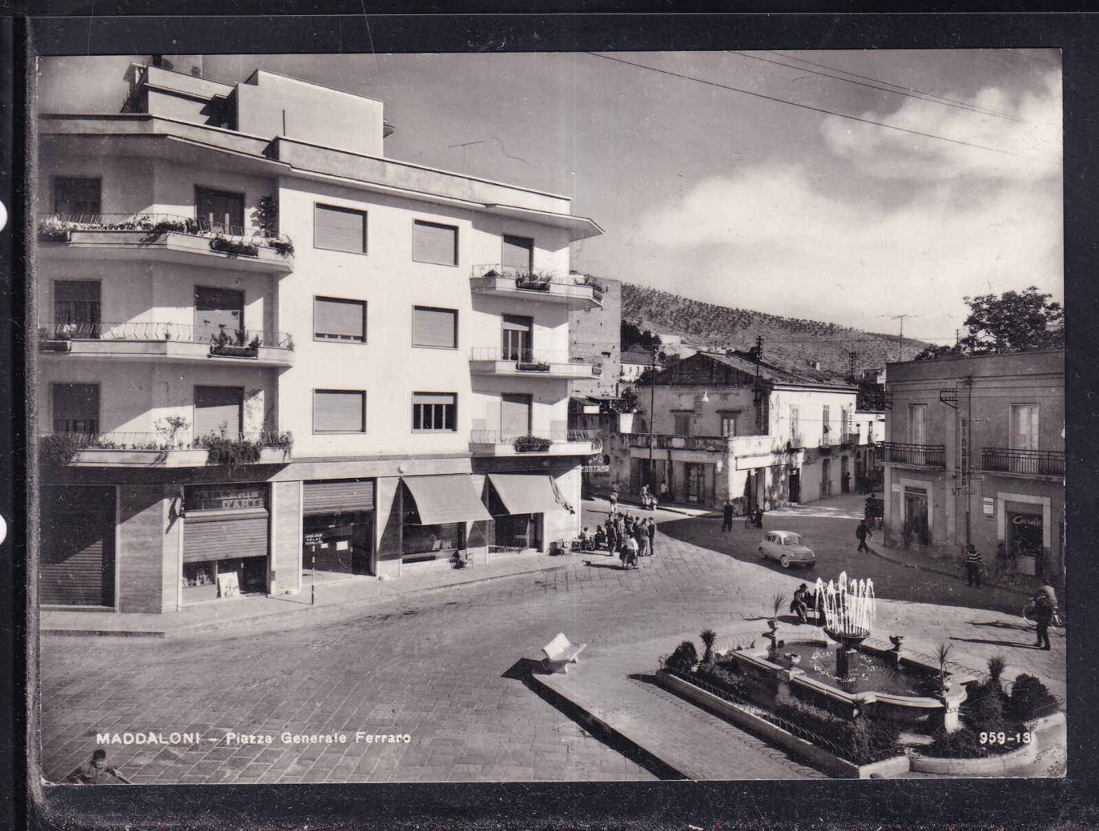 Cartolina Maddaloni Piazza Generale Ferraro ANIMATA QA183