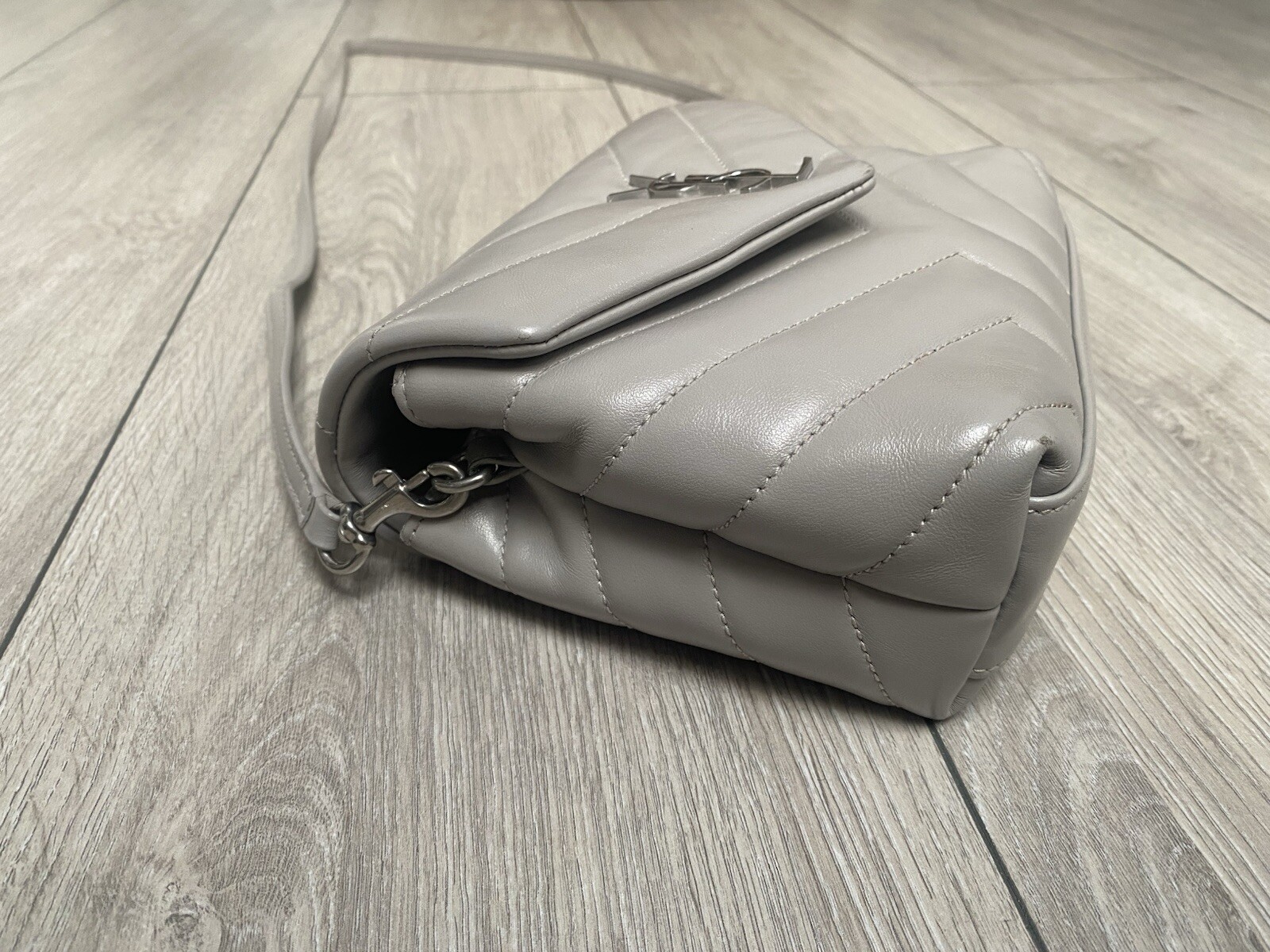 Borsa a tracolla Saint Laurent YSL giocattolo pelle trapuntata Loulou grigio pallido