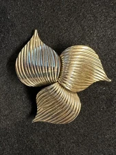 Vintage Sarah Coventry Trillium Flower Brooch Three Leaf Pin 80s Gold Tone 2.75”