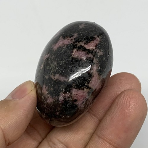 106.5g, 1.9"x1.7"x1.1", Rhodonite Palm-Stone Polished Reiki Madagascar,B12126 - Picture 5 of 10