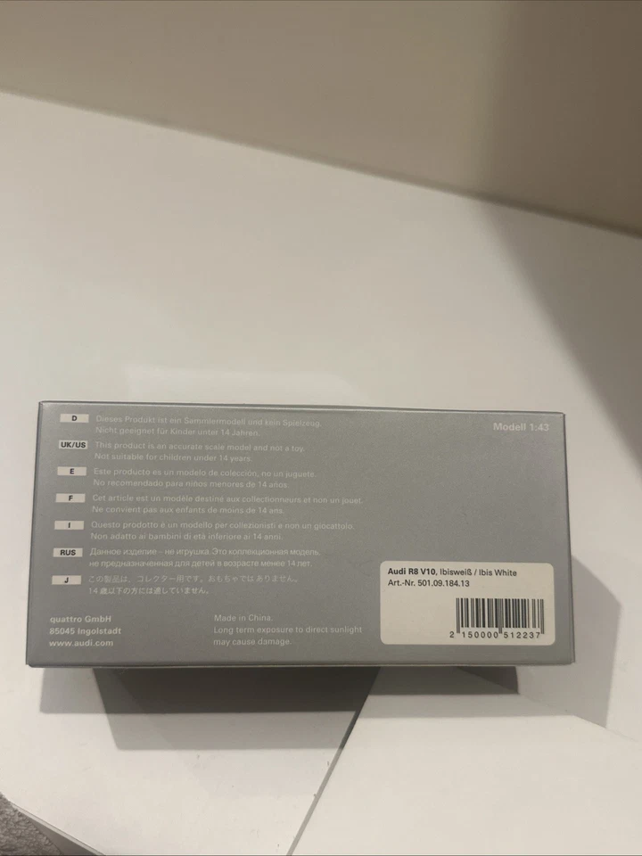 Modelo diecast escala 1:43 de Audi R8 V10 en blanco ibis. Nuevo en caja sin abrir. Foto 4 de 4
