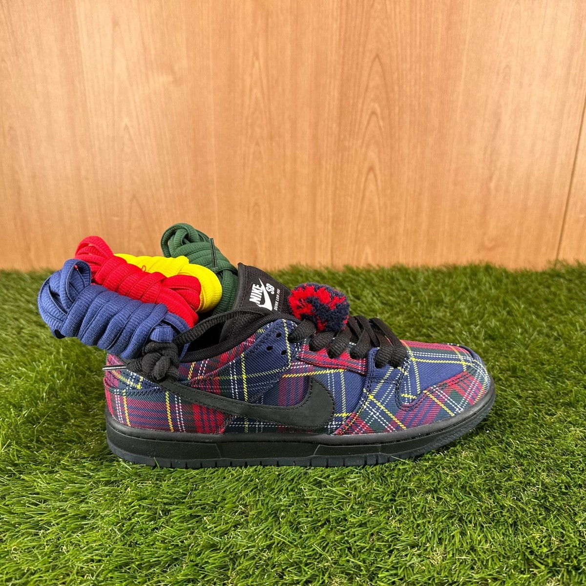 Nardwuar x Nike Dunk Low SB Tam O' Shanter Hat Sneakers II1493-600
