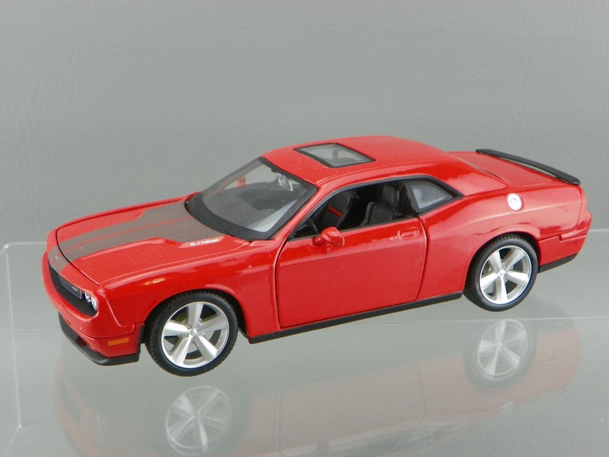 Maisto Special Edition 1/24 Diecast 2008 Dodge Challenger SRT 8