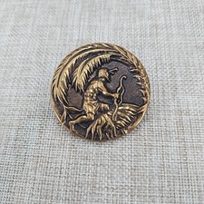 Botón de imagen antigua vintage Robinson Crusoe caña de latón 1-3/8"