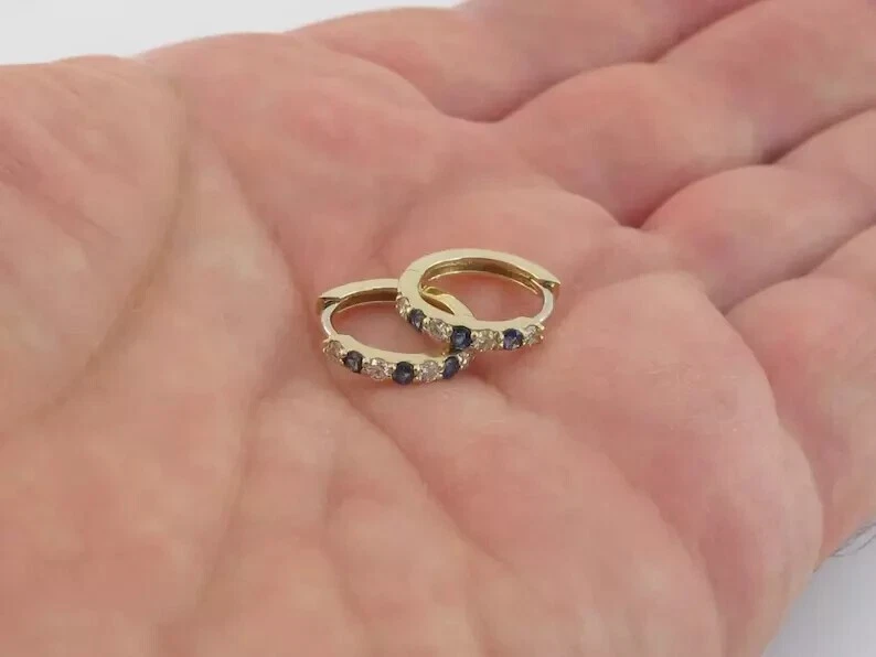 Pendiente de aro para mujer de zafiro simulado de corte redondo de 2 quilates enchapado en oro amarillo de 14 quilates Foto 4 de 4