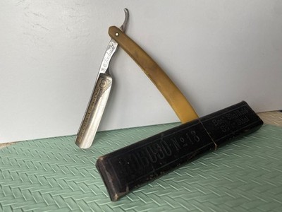 Vintage Solingen ROBUSO straight razor. With engraving. In the original box.