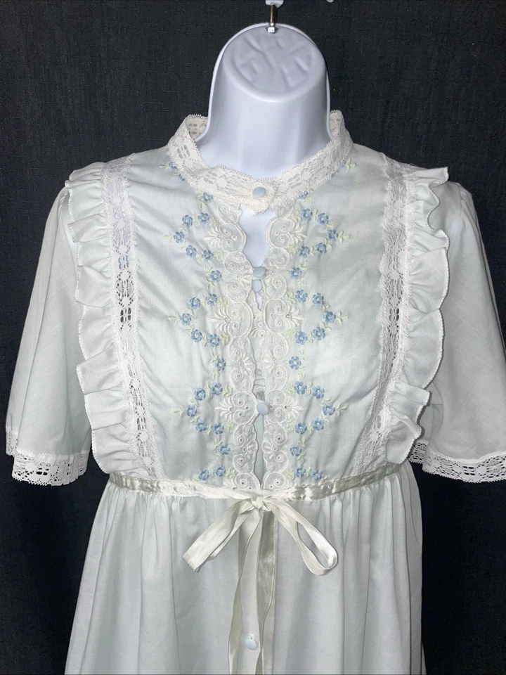 Vintage Gilead Light Blue Summer Robe & Nightgown Floral Embroidery Large - Image 2 of 4
