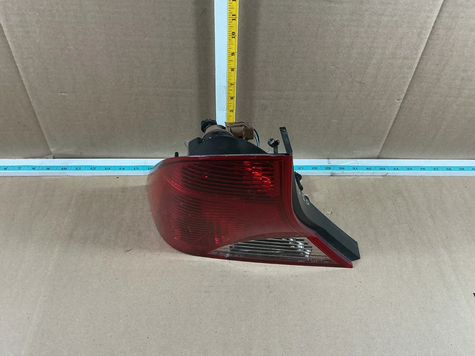 Conjunto de luz trasera izquierda del lado del conductor Ford Focus 2002-2004 sedán Foto 4 de 4