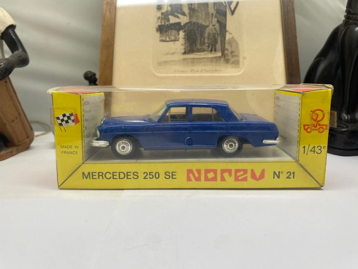 Miniature Mercedes 280 1/18 Norev CE (C123) Metallise Vert 1980