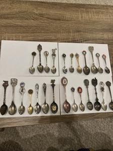 Lot of 25 Souvenir Vintage Collector SPOONS - States Landmarks Countries Epcot +