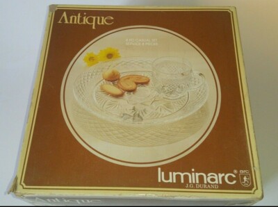 8 PC BOXED SET LUMINARC ANTIQUE PATTERN 10'' CLEAR SNACK PLATES & CUPS / MUGS 