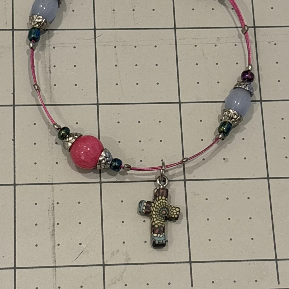 Pulsera rosa con cuentas multicolores y cruz Foto 2 de 2