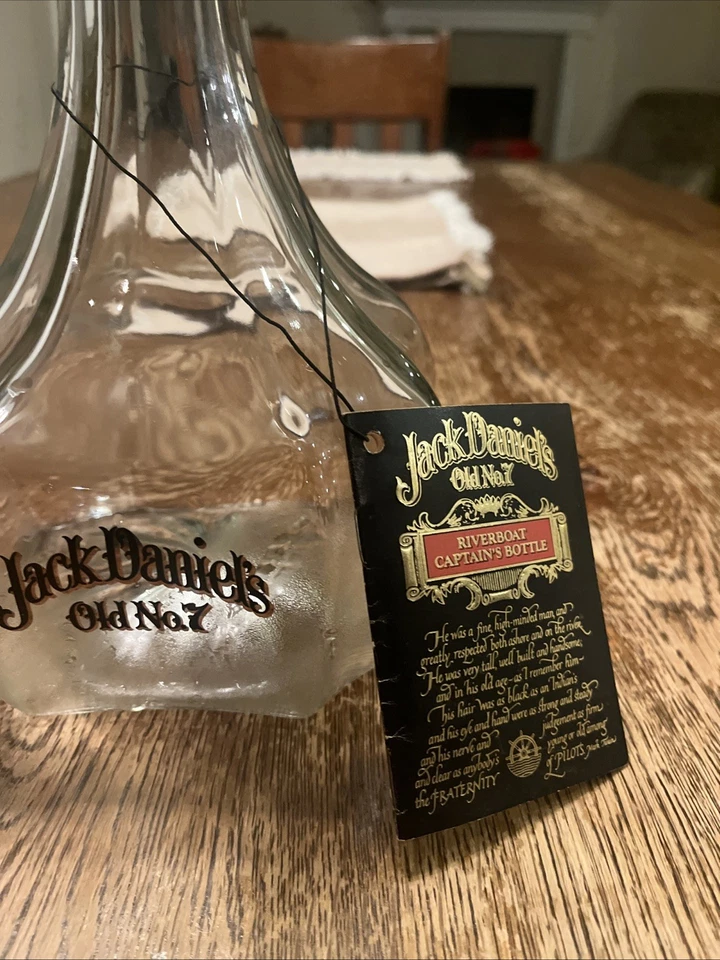 Vintage Jack Daniels Antiguo No. 7 botellas de whisky Riverboat Captain's con etiqueta. Foto 3 de 4