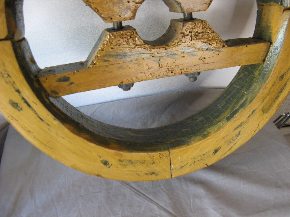Ancienne roue de mécanisme de moulin ou machine agricole en bois - Photo 3/4