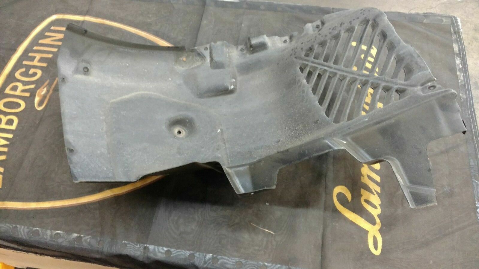 LAMBORGHINI HURACAN LP610 REAR DRIVER LEFT WHEEL HOUSING LINER OEM 4T0810981