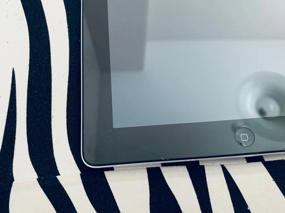 Apple iPad 2 A1395 Wi-Fi 9.7" Tablet Black / Sliver- Fully Working- ON SALE !!! - Image 2 of 4