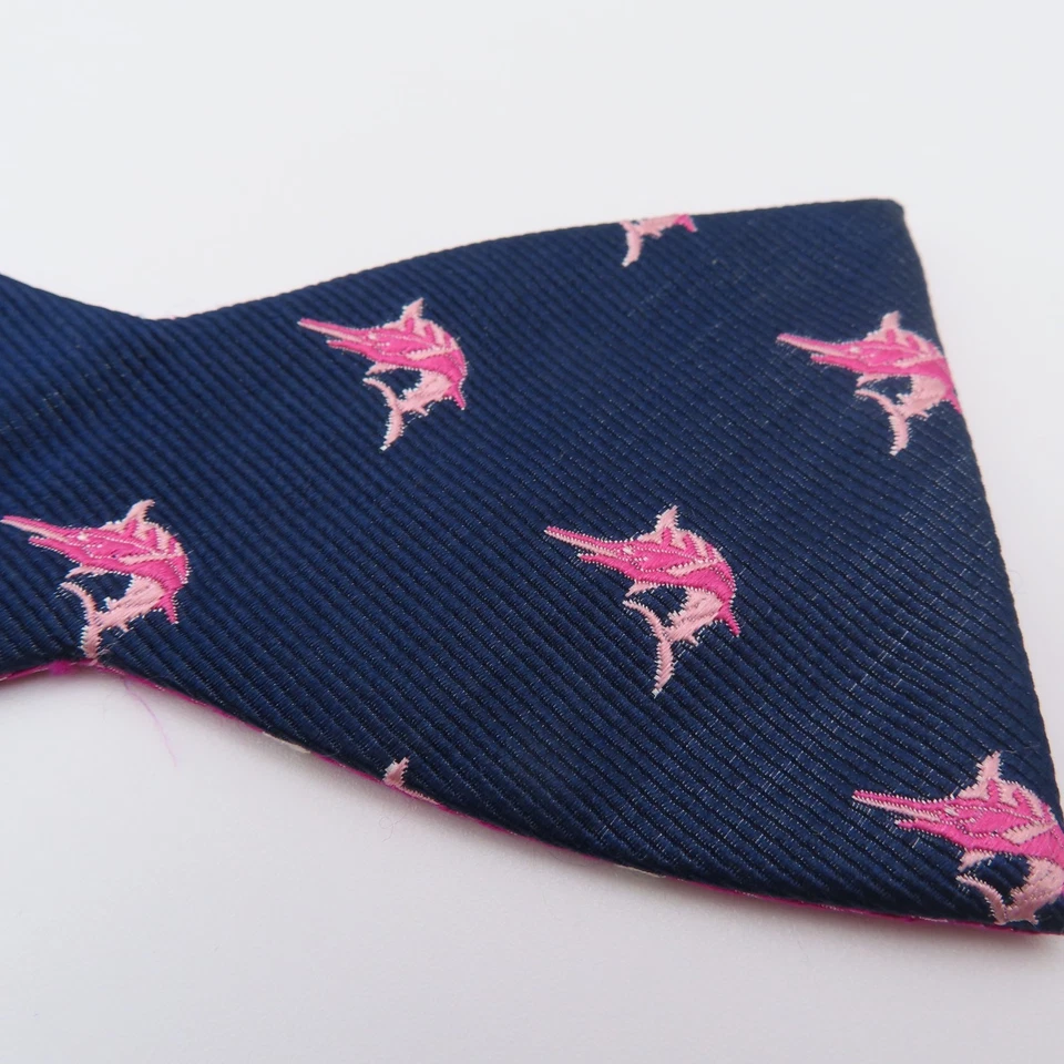 Countess Mara 领结粉色蓝色圆点 2.25 英寸宽丝绸涤纶双面 — 第 4/4 张图片