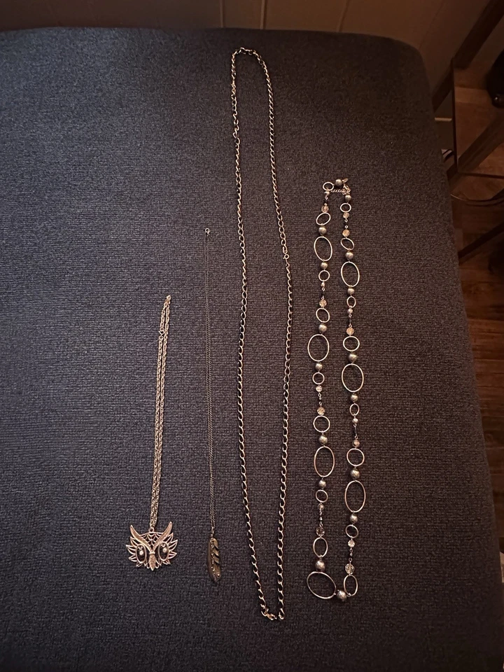 Juego de 4 collares: búho, pluma, cadena negra y de sujeción y lazos ovalados Foto 3 de 4