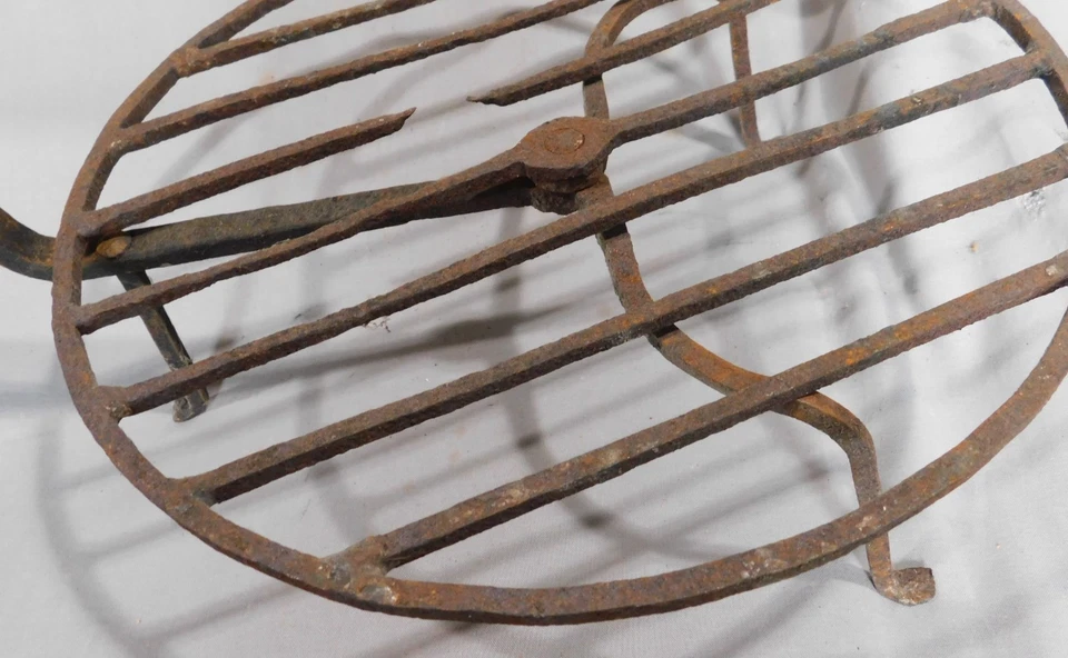 Antigua Chimenea de Hierro Forjado Trivet Tostadora Siglo XVIII Hecha por Herrero Giratoria Foto 3 de 4