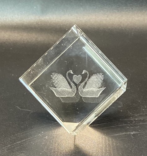 1,5" massiver Glas Briefbeschwerer mit lasergeätzten Liebesschwänen und magnetischem rotem Etui - Bild 5 von 12