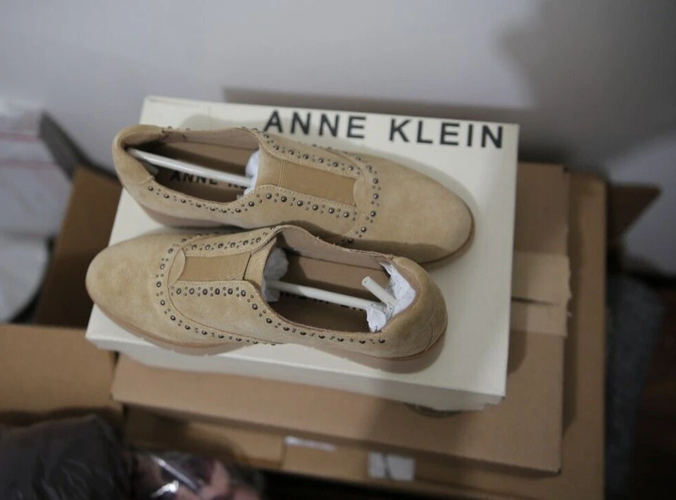 Nuevo con etiquetas Anne Klein Gamuza Oxford Beige/Natural. Talla 7,5. nuevo con caja. Foto 2 de 4