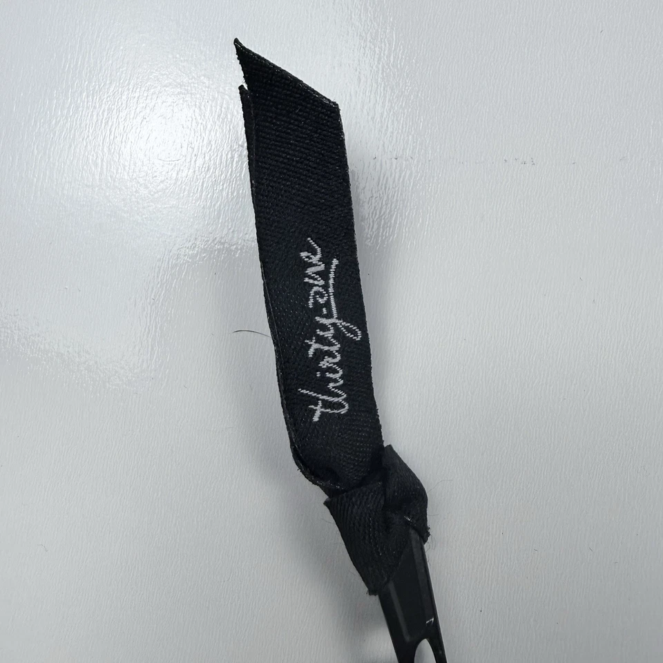 Bolsa cosmética Thirty-One preta com babado bolsa de viagem maquiagem estojo com zíper - Imagem 2 de 4