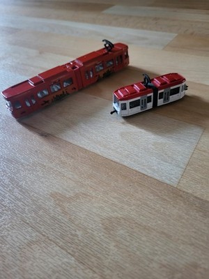 siku Straßenbahn rot:       weiß: 