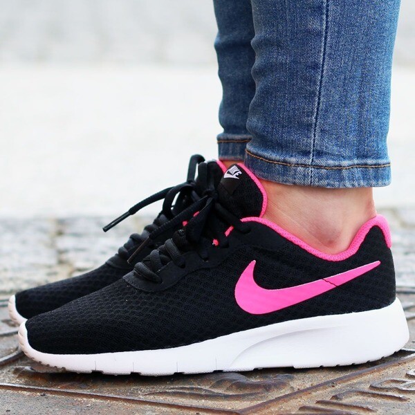 nike tanjun black and pink