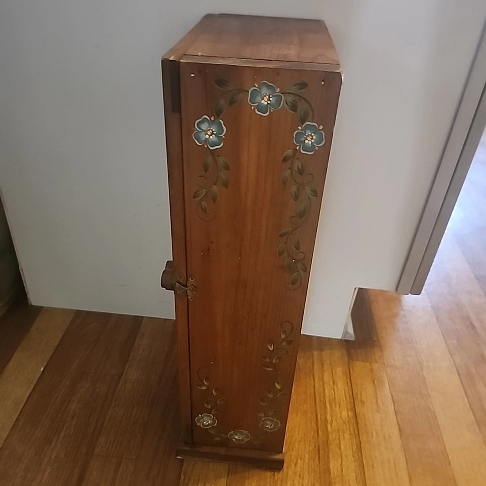 Armario vintage pintado a mano arte popular perforado casa de campo de hojalata hecho en EE. UU. Foto 3 de 4