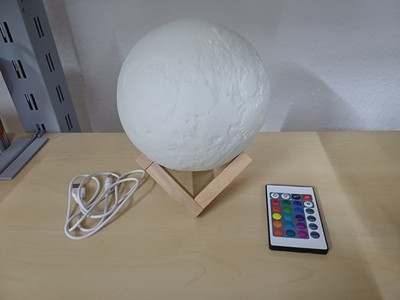 3D-Mondlampe Nachtlicht (Fernbed., versch. Leuchtmodi, 16 Farben) m. Holzständer